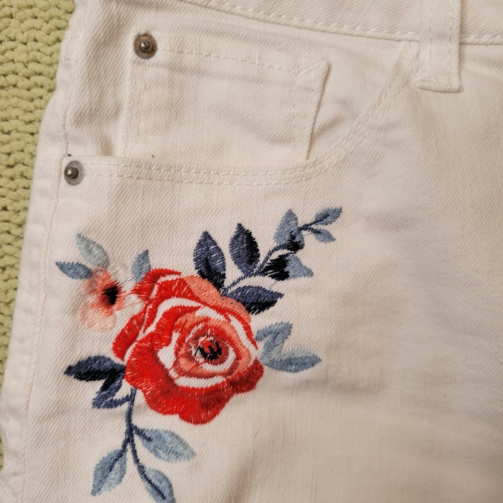 White Floral Embroidered Denim Jean Shorts Size 10/30 Raw Hem Coquette Feminine - Picture 2 of 14